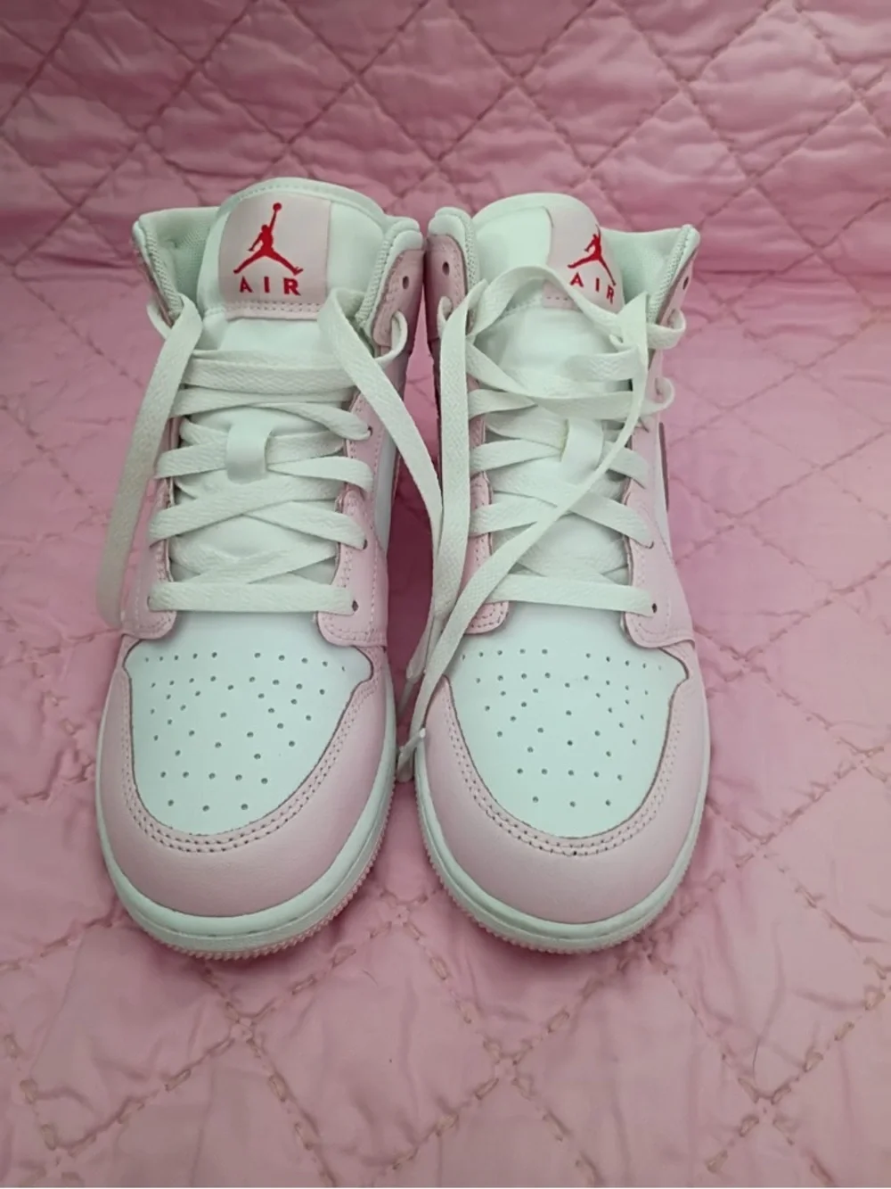 Nike Low Top Sneakers in White & Light Pink size 6y
